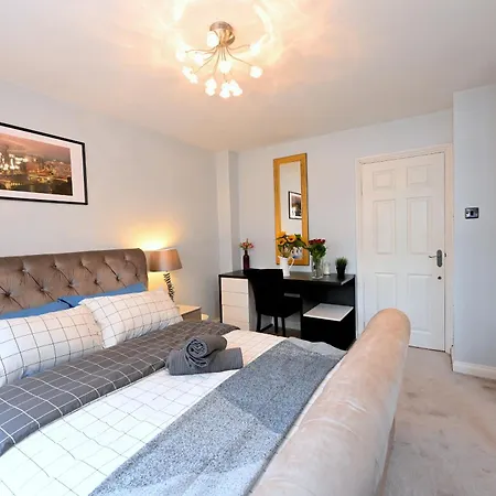 3 Bedroom House In Euston, Patio & Bbq Londra Esterno foto