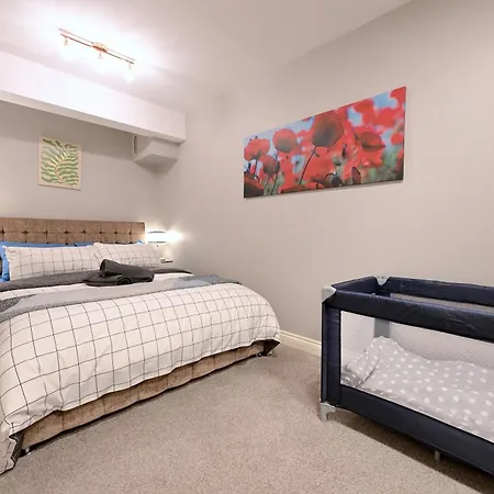3 Bedroom House In Euston, Patio & Bbq Londra Esterno foto