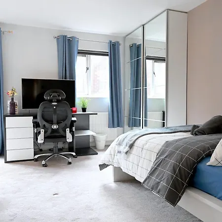 3 Bedroom House In Euston, Patio & Bbq Londra Esterno foto