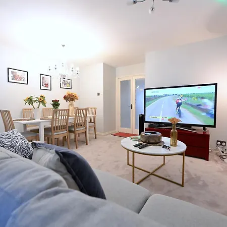 3 Bedroom House In Euston, Patio & Bbq Londra Esterno foto