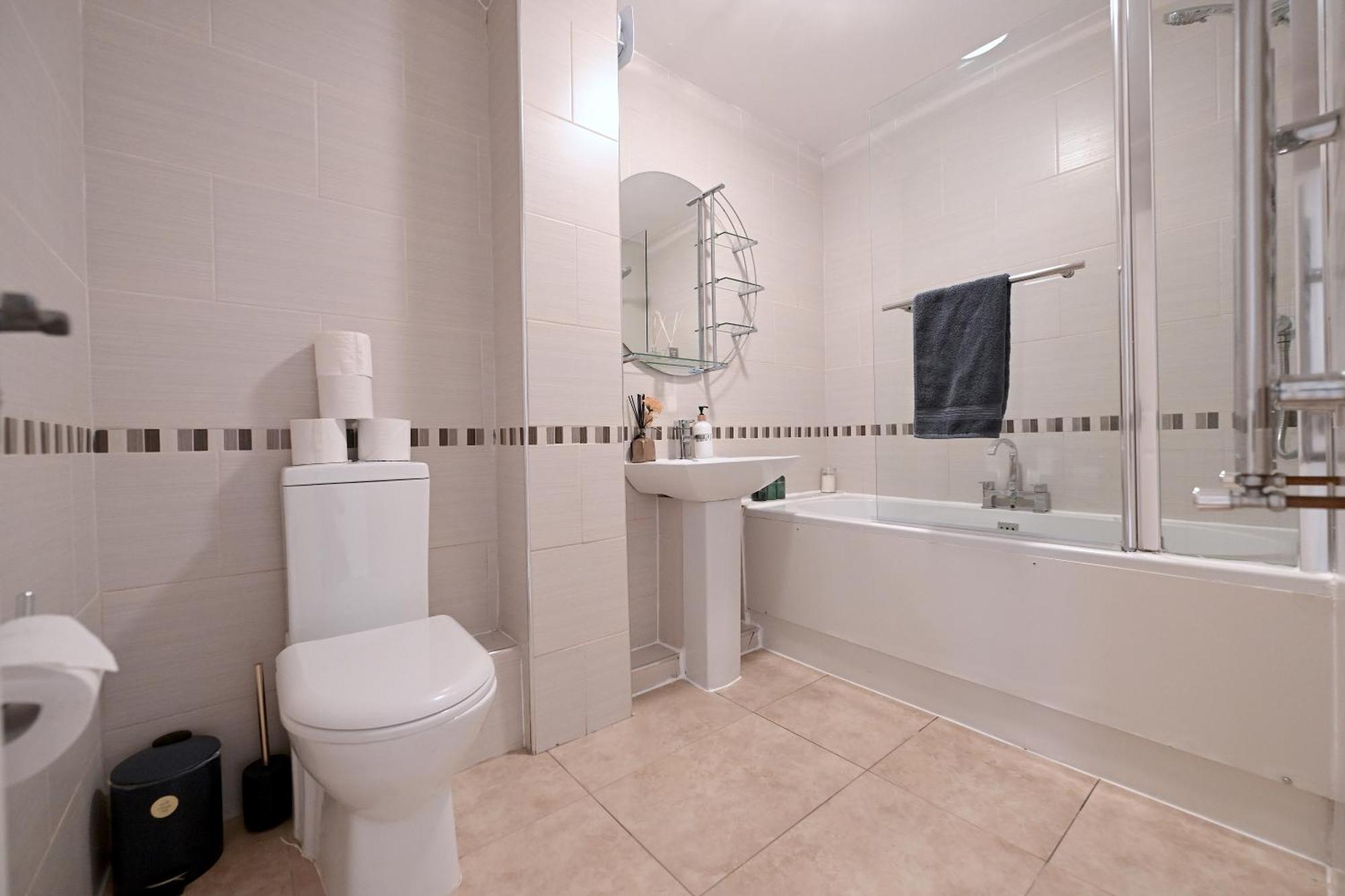 3 Bedroom House In Euston, Patio & Bbq * Londra